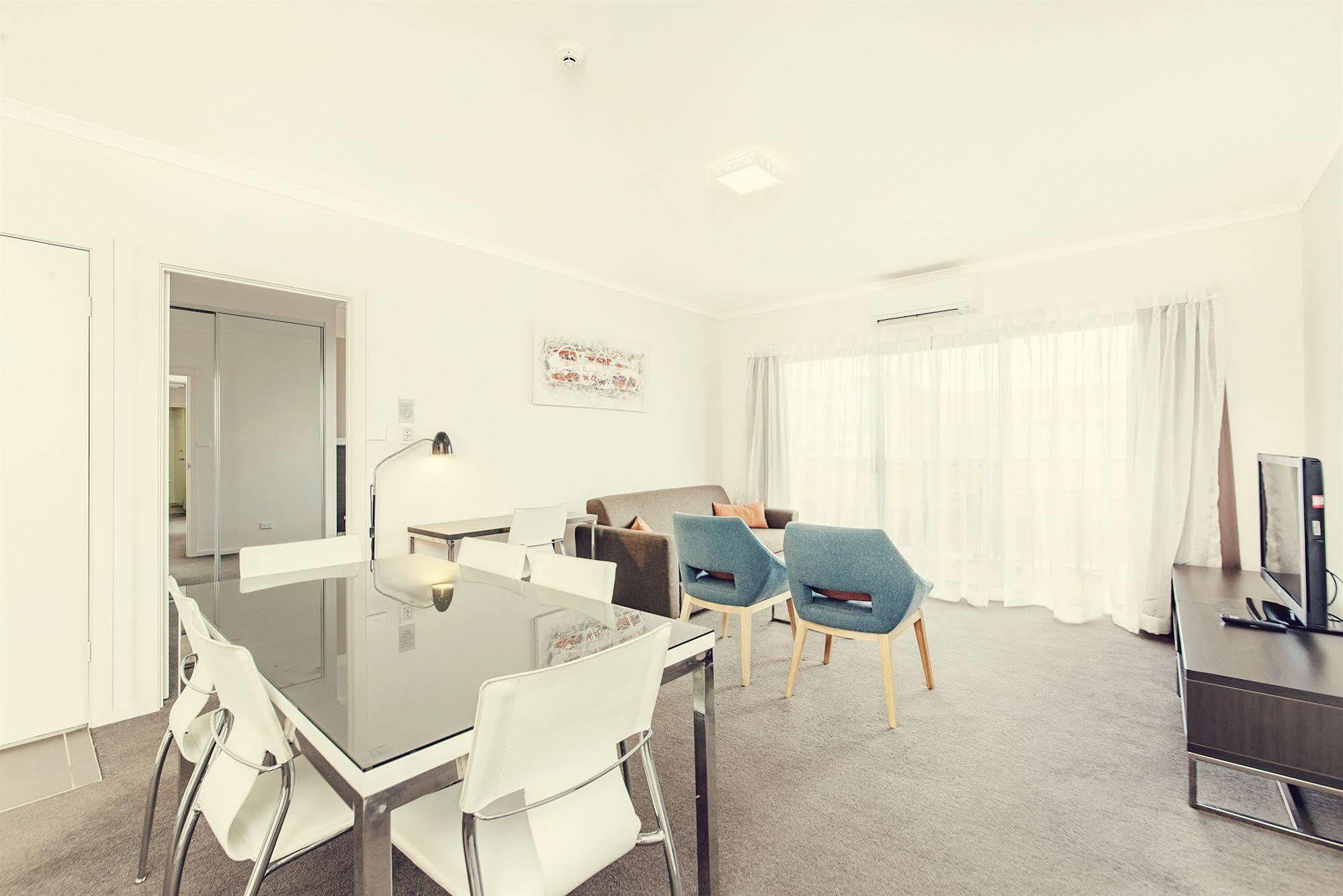 Abode Tuggeranong Aparthotel Canberra Kültér fotó